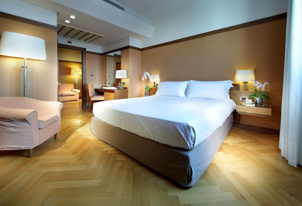 Exe Majestic Hotel Napoli Ngoại thất bức ảnh