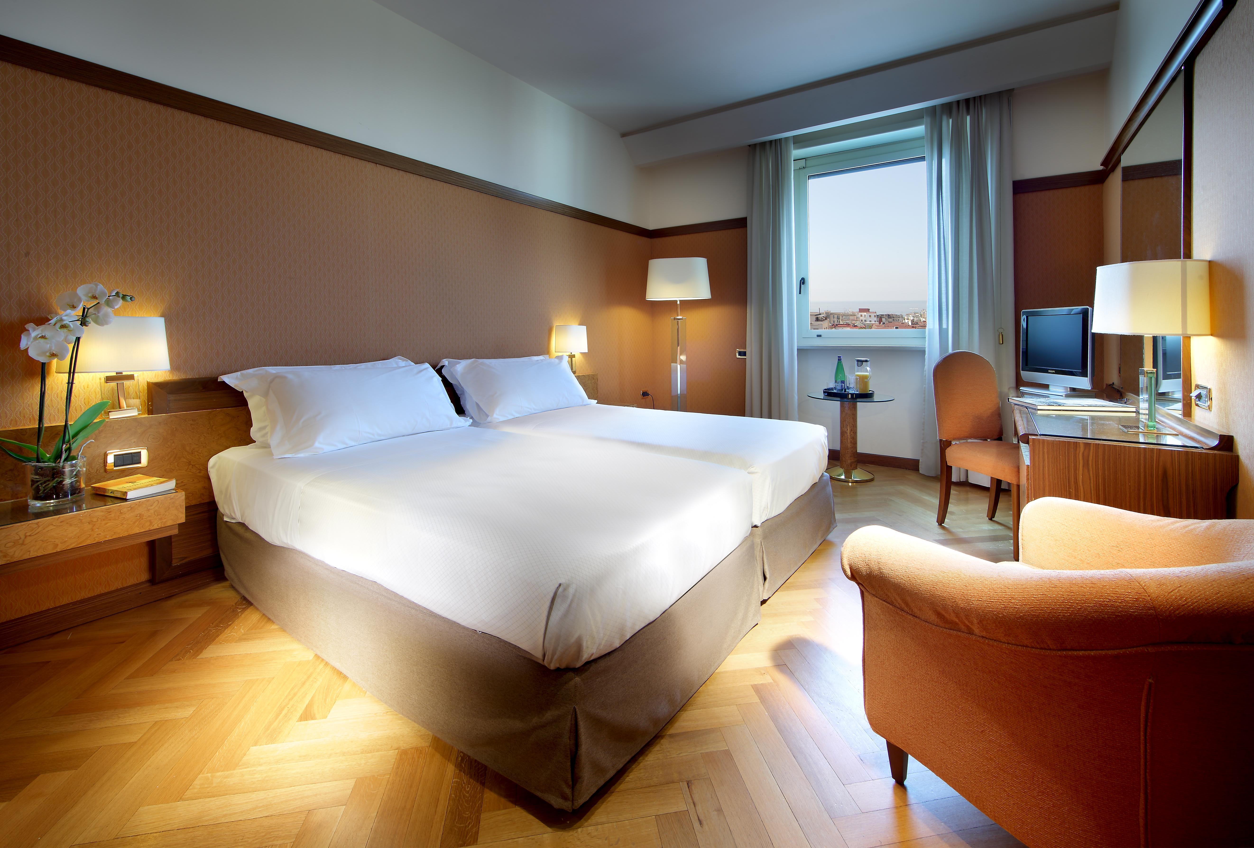 Exe Majestic Hotel Napoli Ngoại thất bức ảnh